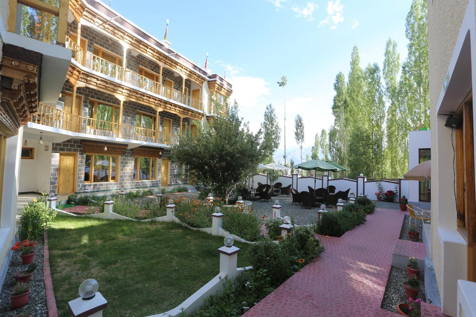 Hotel Lhalingkha Лех Екстериор снимка